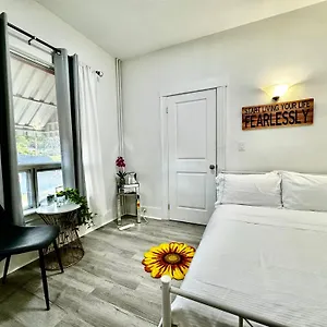 With 2 Bedrooms A King Bed Queen Bed And An Extra Sofa Bed Located 10 Minutes From Seatac Airport And 20 Minutes From Downtown Seattle